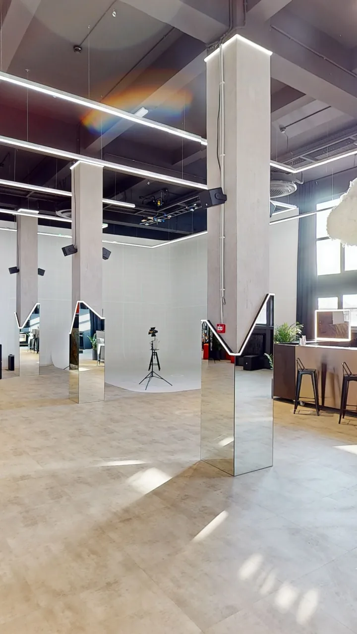 Takeovers Studios — lumina de zi
